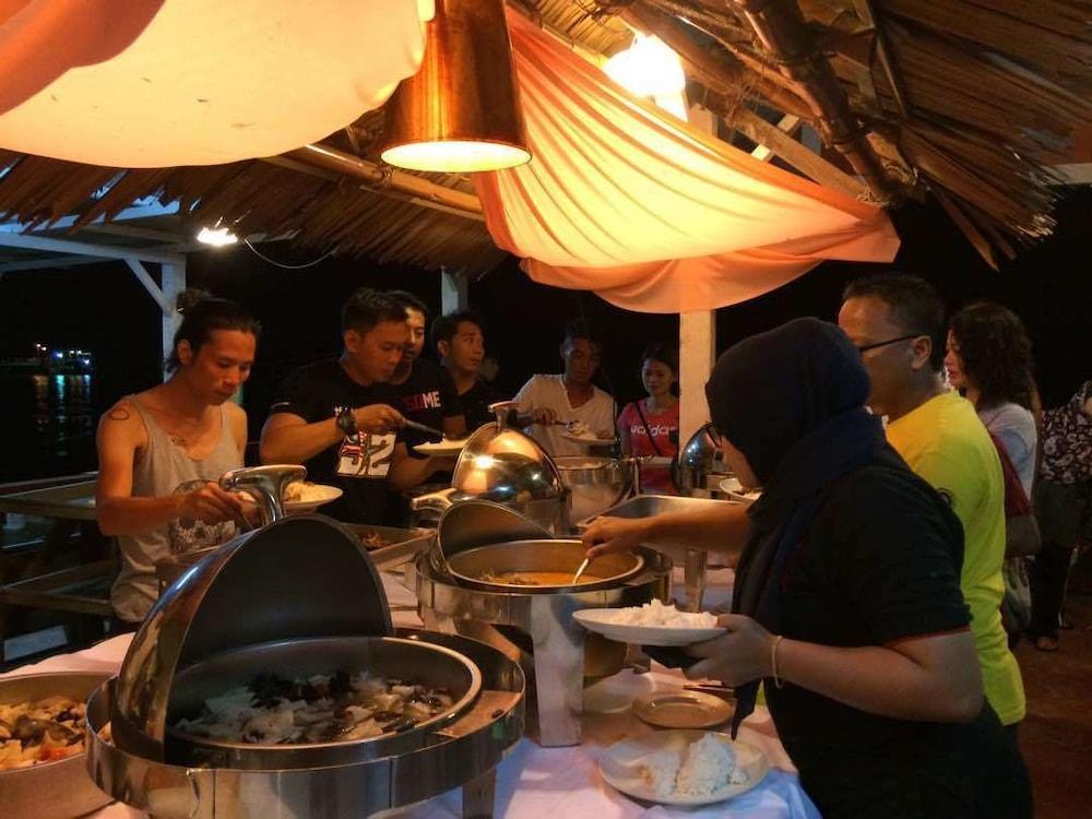 Marina Bay Resort & Restaurant Kampung Genting Exteriör bild